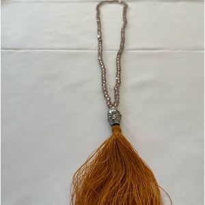 Necklace. Never been worn. Good conditions.